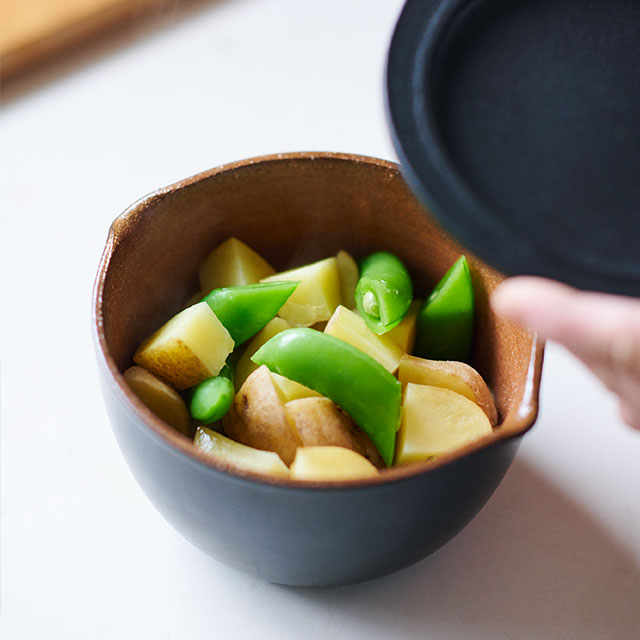 うつわになる信楽焼のレンジ蒸し鉢